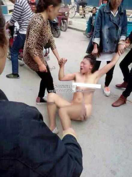 小三被当街扒光遭群殴