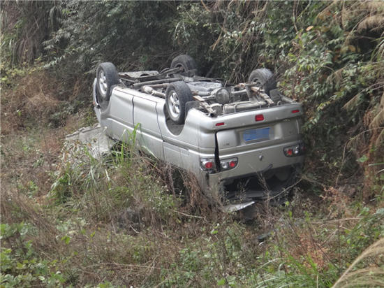 一辆7座翻下山