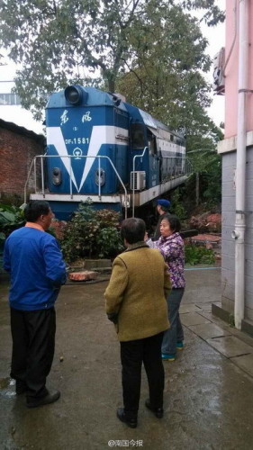 柳州市区火车车头冲进小区