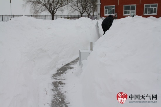 黑龙江抚远暴雪积雪深度达1米