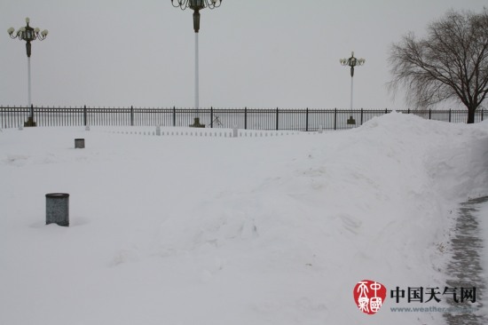 黑龙江抚远暴雪积雪深度达1米