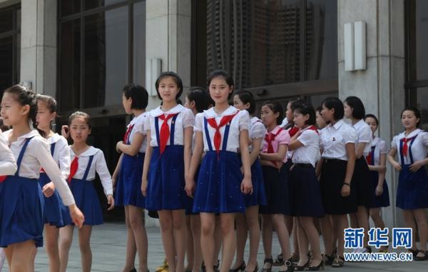 李雪主引领朝鲜潮流 朝鲜校园女学清纯可人