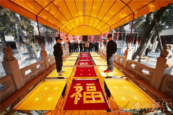 市民纷纷来黄金大道踩金祈福