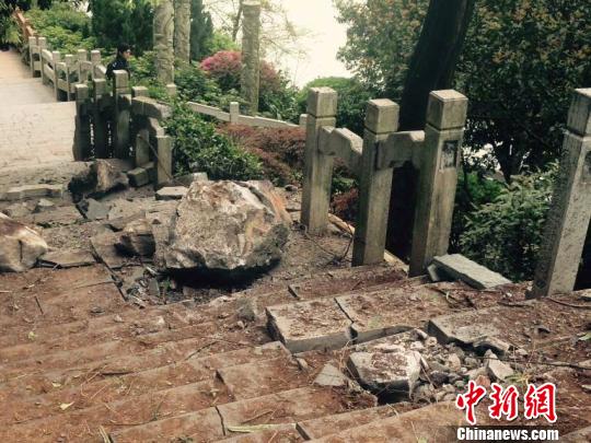 桂林滚石砸死游客7人砸伤25人