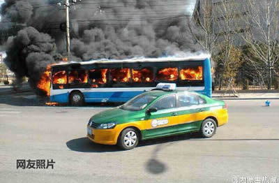 呼和浩特公交车起火 3月14日呼市公交车着火暂无伤亡