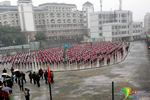 容县容州镇第一中学让学生冒雨做操迎接领导视察
