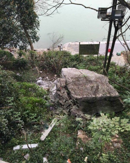 桂林木龙湖景区滚石击中游客事故现场