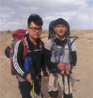 两名大学生穿越沙漠