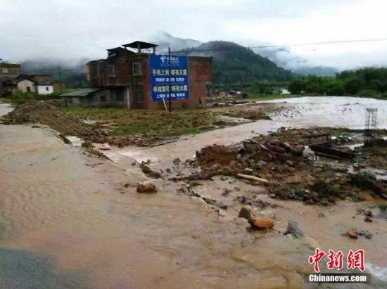 广西暴雨引发泥石流灾害