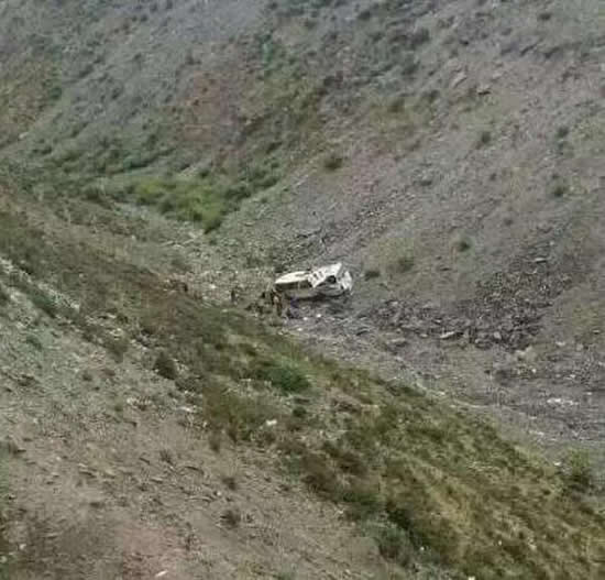西藏贡嘎客车坠崖