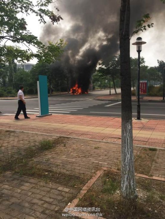 山东泰安医学院校园游览车起火