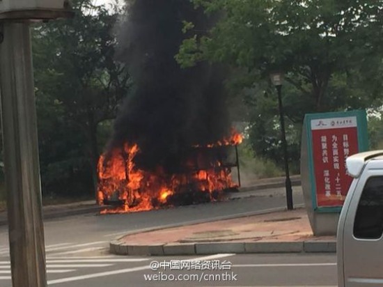 山东泰安医学院校园游览车起火