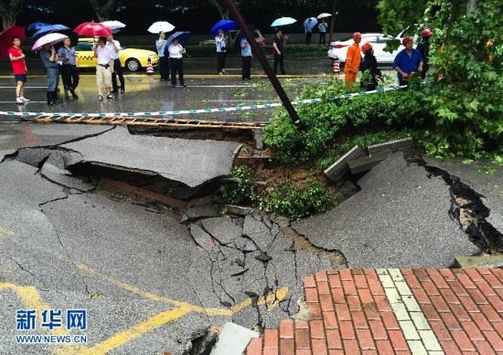 南京路面生塌陷