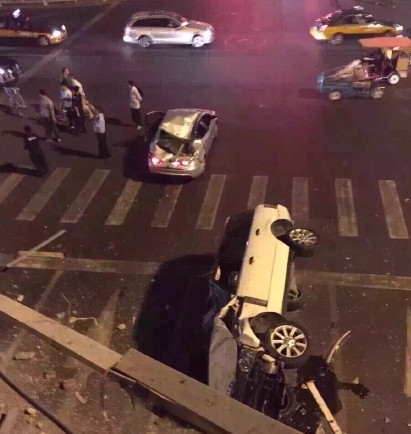 路虎冲下国贸桥