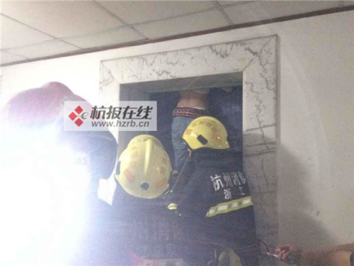 杭州21岁女孩被电梯夹死