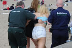 苏格兰青年沙滩放纵被拘捕