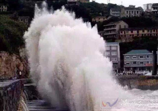 超强台风灿鸿登陆前洞头浪高十几米