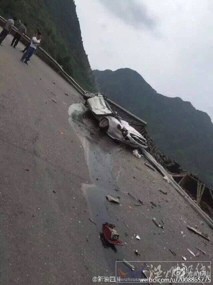 槽罐车与轿车相撞后侧翻至道路下方