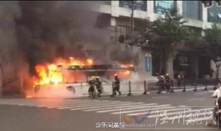 上海11路公交车发生自燃事故