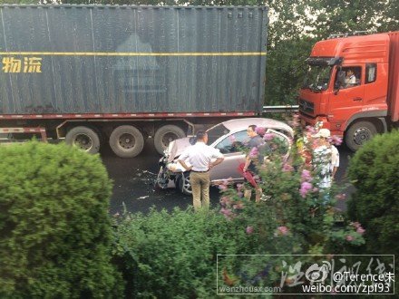8月27日下午泰州至扬州高速上发生车祸