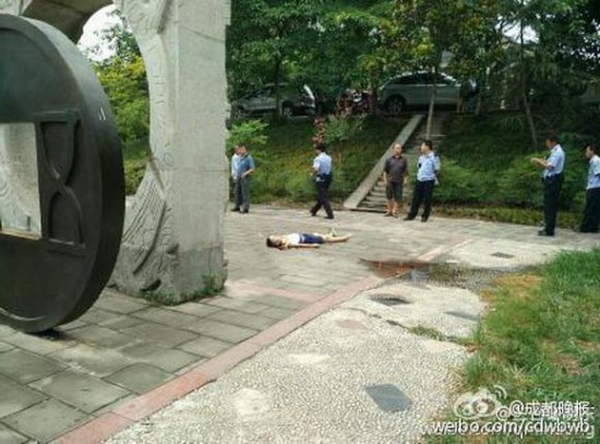 广场雕塑倒地男孩被砸