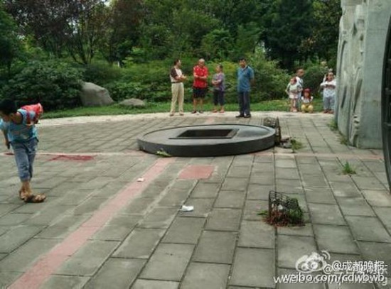广场雕塑倒地男孩被砸