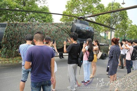 上海大学用直升机迎接新生