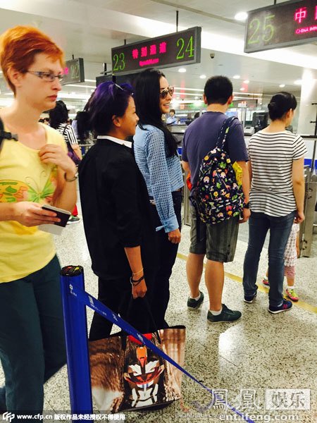 张柏芝在上海机场排队等安检