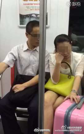 杭州地铁猥琐男偷窥女乘客