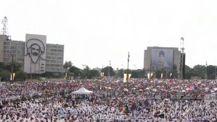 教皇在广场上举行弥撒