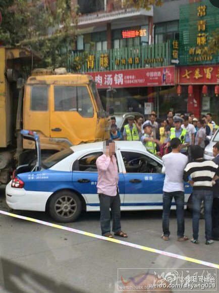 德阳工农村路口车祸