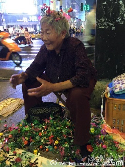八旬老人街头卖发卡