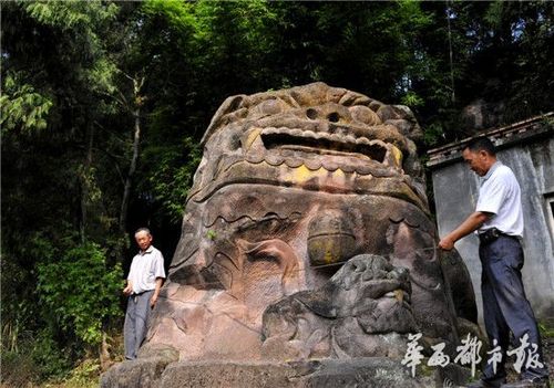 中国最大石狮遭不文明人成敏刻字