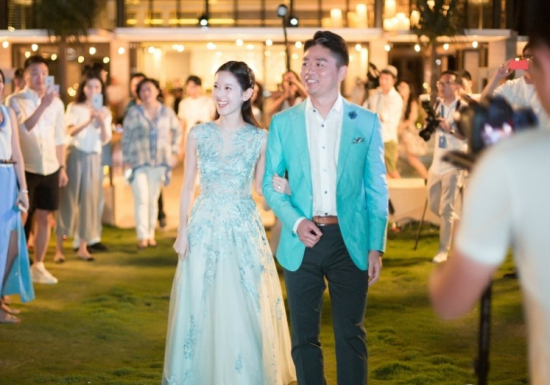 刘强东奶茶妹婚前晚宴照片