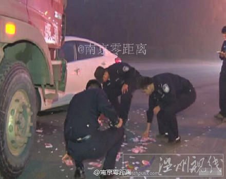 江苏女子发脾气撒钱
