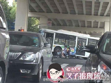 上海公交车撞死人