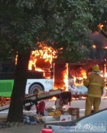 咸宁市区一公交车自燃