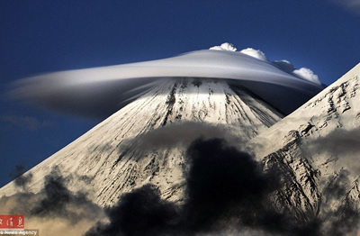 俄罗斯飞碟云 堪察加半岛火山顶的飞碟云奇观