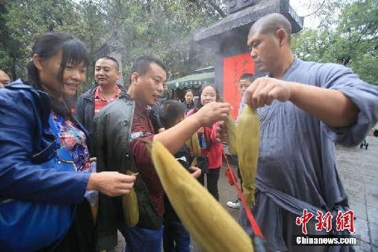 少林寺免费煮玉米送游客吃