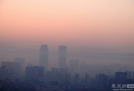 郑州上空现黑色污染带
