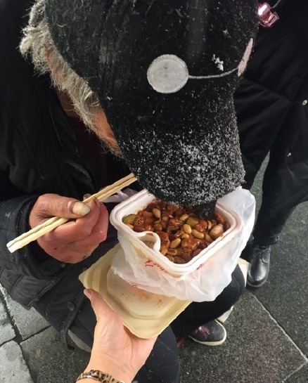 好心人给街头老人送衣买饭