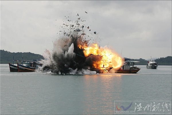 印尼海军公开炸毁扣留渔船