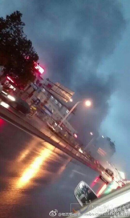 济南工业南路一汽修厂发生火灾