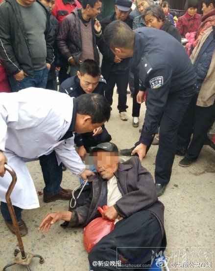 老人躺在地上不愿跟医护人员走