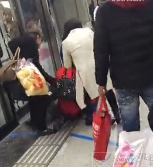 武汉地铁2号线大妈殴打女孩