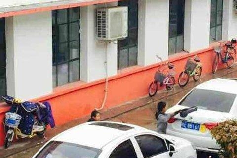 老师体罚差生擦车