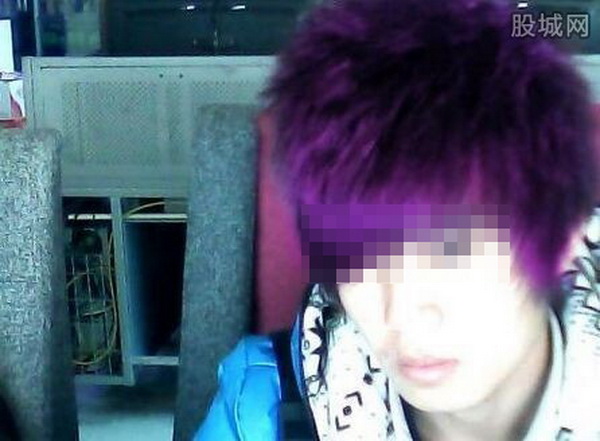少年染紫发遭围殴