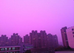 南京现玫红色雾霾