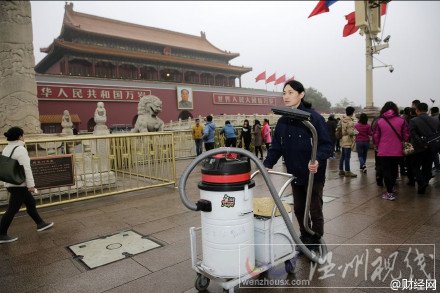 小伙推着工业吸尘器到处吸雾霾