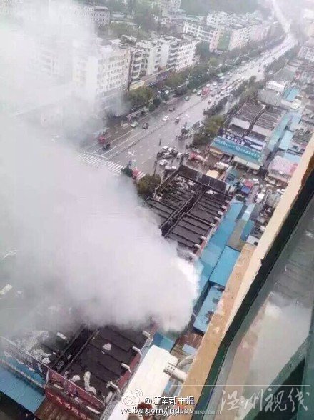宜春贸易广场发生火灾